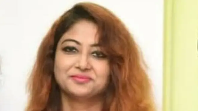 तस्वीर में मध्य में दिख रही हैं मनीषा दयाल