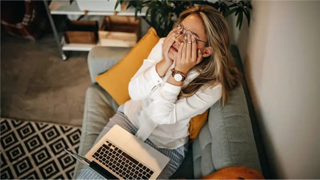 많은 노동자들이 혼합형 근무가 감정적으로 소모적이라고 말한다