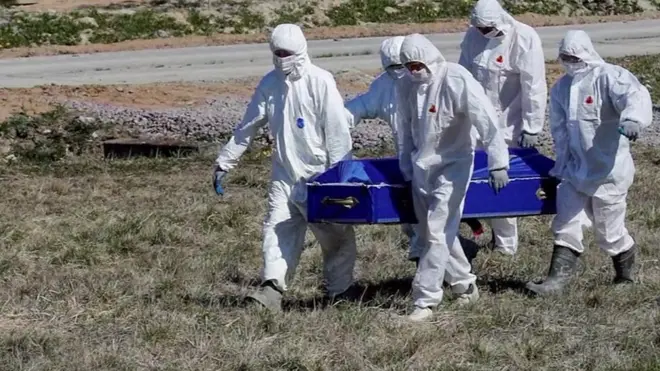 Закрытые гробы, минимум родственников, переполненные кладбища