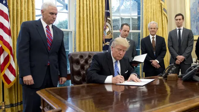 Presiden Donald Trump menandatangani surat keputusan mundur dari kerja sama perdagangan bebas Kemintraan Trans-Pasifik (TPP).