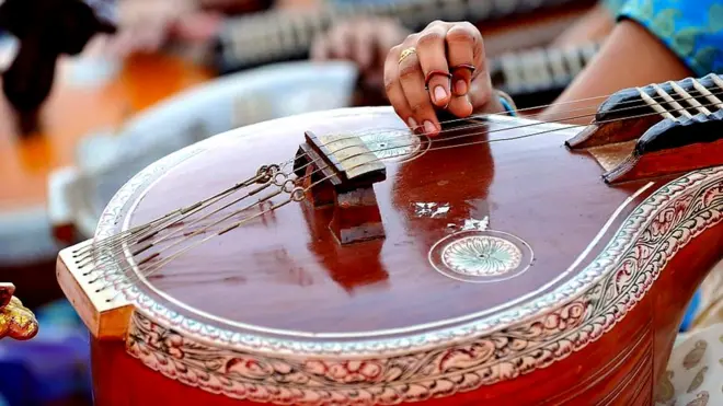 1977లో భారతీయ గాయని కేసర్‌బాయి పాడిన ఓ పాటను అంతరిక్షంలోకి పంపించారు