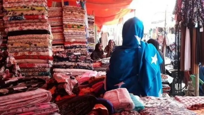 Hooyo ku labisan calanka Soomaaliya