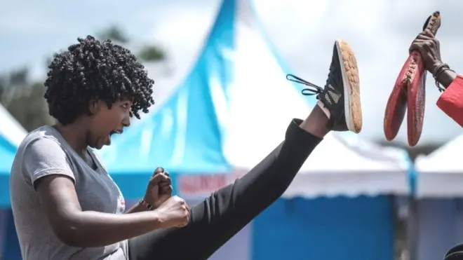 کینیا کے شہر نیروبی میں ہونے والی ایک تقریب میں ایک خاتون کوریائی مارشل آرٹ تکوانڈو کک کا مظاہرہ کر رہی ہے۔