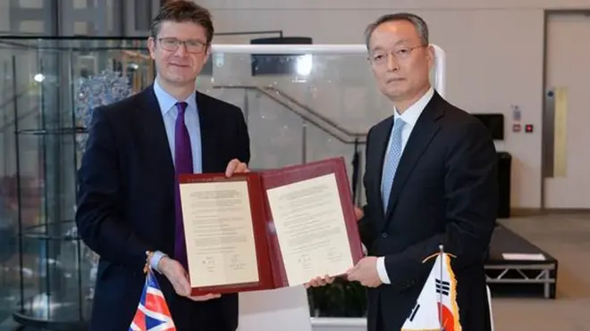 지난해 11월 27일 백운규 산업통상자원부 장관이 영국 런던에서 그렉 클라크(Greg Clark) 기업에너지산업전략부(BEIS) 장관과 '한-영 원전협력 각서'를 체결하고 있다