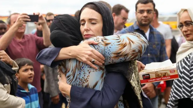 la primera ministra visitó un hijab (o velo) para vistar a los sobrevivientes o familiares de las víctimas mortales del tiroteo.