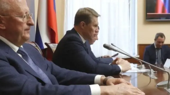 انتقد وزير الصحة الروسي (يسار) الشكوك واسعة النطاق بشأن اللقاح