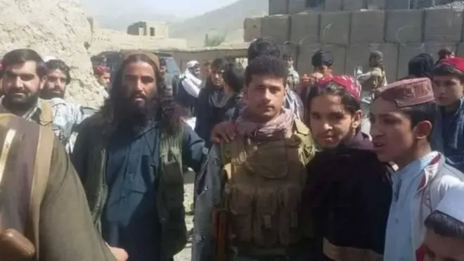 د اختر دریو ورځو کې افغان ځواکونو او وسلوالو طالبانو ډېرو ځایونو کې ګډ انځورونه واخیستل.