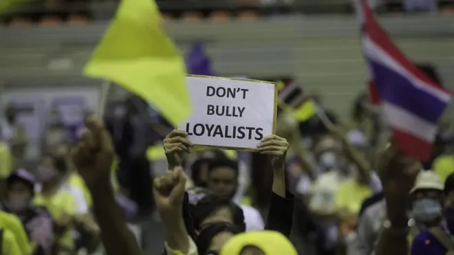 กลุ่มไทยภักดีนัดหมายสมาชิกมาพบปะกันที่ศูนย์เยาวชนกรุงเทพมหานคร (ไทย-ญี่ปุ่น) ดินแดง ประชาชนที่เข้าร่วมส่วนใหญ่เลือกสวมใส่เสื้อสีเหลือง