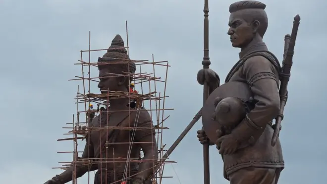 อุทยานราชภักดิ์ประกอบด้วยประติมากรรมของวีรกษัตริย์สำคัญตามแกนของประวัติศาสตร์ชาติไทย