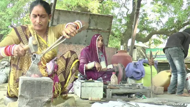 आमतौर पर आपने पुरुषों को ही लोहार का काम करते देखा होगा.