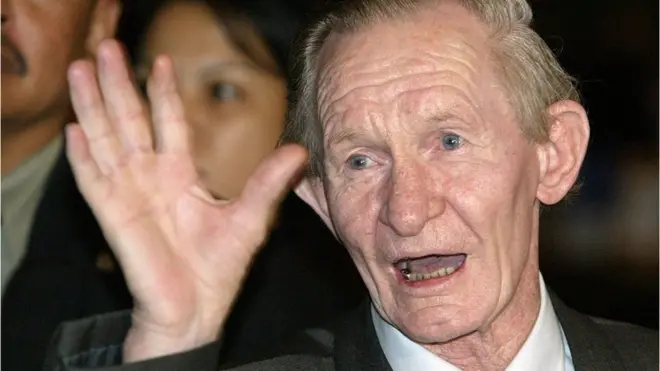 그는 1965년 주한 미군 복무 중 DMZ를 넘어 스스로 북한에 들어갔으며, 당시 그의 나이 24세였다