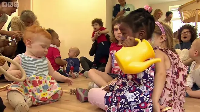 Под одной крышей объединили ясли и дом престарелых.