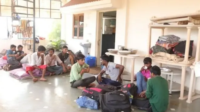 ઉત્તર પ્રદેશ અને બિહારથી ગુજરાતમાં કામ કરવા આવેલા મજૂર રાહત શિબિરમાં આશ્રય લઈ રહ્યા છે