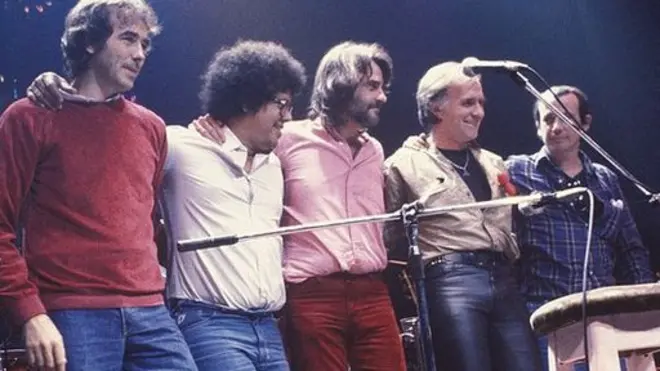 Milanés (segundo a la izquierda) con Joan Manuel Serrat, Luis Eduardo Aute, Kiko Veneno y Silvio Rodríguez en Madrid en 1983.