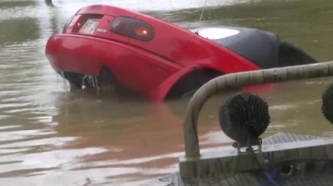 В штате Луизиана произошло сильное наводнение, вызваанное проливаными дождями. Вода прибывала настолько быстро, что некоторые жители оказались заблокированы в домах и машинах.