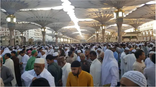 Suasana di kawasan Masjid Nabawi, Madinah, setelah salat Id, Jumat (15/6).