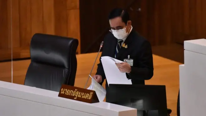 ในระหว่าง พล.อ. ประยุทธ์ จันทร์โอชา ชี้แจงต่อสภาช่วงสายวันที่ 2 ก.ย. มีอาการคัดจมูก และสูดน้ำมูกเป็นระยะ ๆ