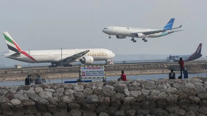 Kementerian Perhubungan mengancam melarang penyebar isu bom berpergian dengan pesawat.