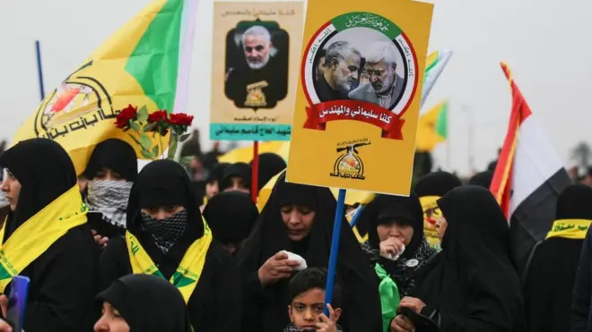 حمل المشيعون العلم العراقي وأعلاما أخرى، كما حملوا صورًا لسليماني والمهندس.
