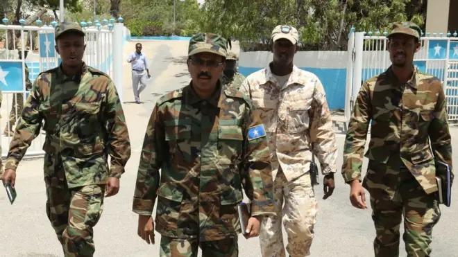 Farmajo (soldan ikinci) ülkedeki saldırıların sıklaştığını söyledi