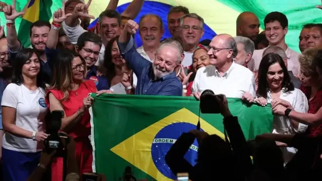 لولا دا سيلفا يحتفل بالانتصار مع زوجته وسط أنصاره