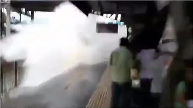 В Индии поезд "искупал" пассажиров