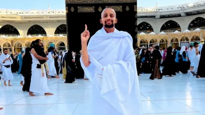 شاب يقطع آلاف الأميال لأداء فريضة الحج سيرا على الأقدام