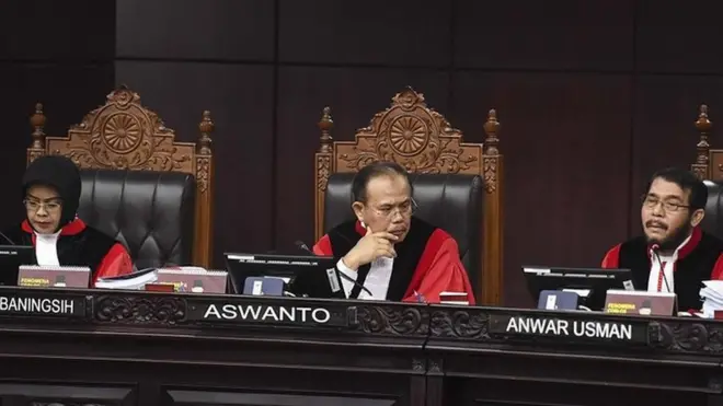 Ketua Mahkamah Konstitusi Anwar Usman (kanan) memimpin sidang perdana Perselisihan Hasil Pemilihan Umum (PHPU) sengketa Pilpres 2019 di Mahkamah Konstitusi, Jakarta, Jumat (14/6).