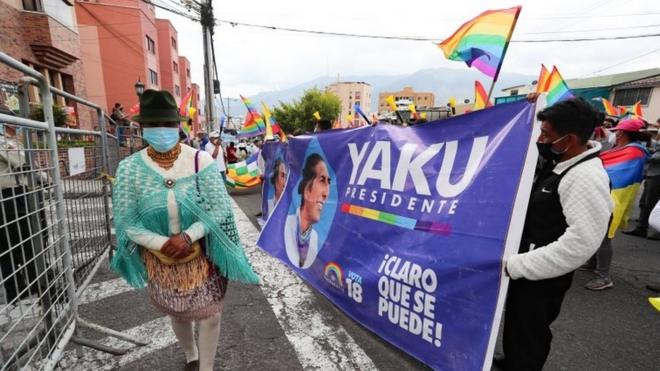 Seguidores de Yaku protestan ante el CNE en Quito.