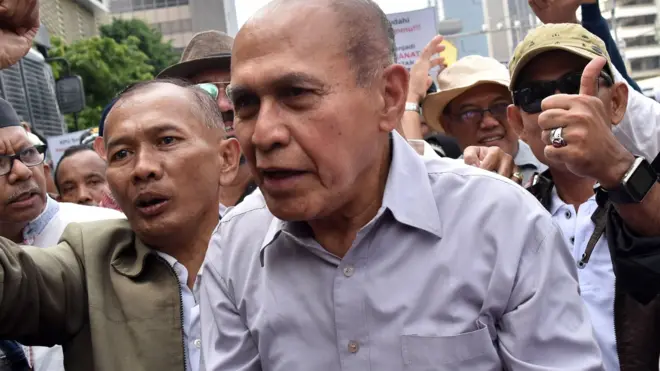 Mantan Kepala Staf Komando Strategis Angkatan Darat (Kas Kostrad) Mayjen TNI Purnawirawan Kivlan Zein (tengah) menghadiri unjuk rasa menuntut diusutnya tuduhan kecurangan.