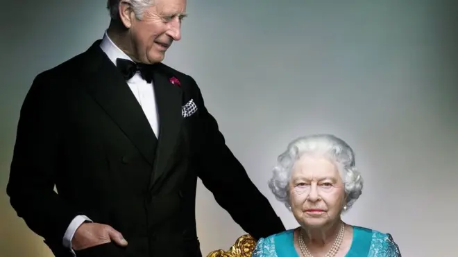 На фотографии принц Чарльз смотрит на мать