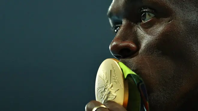 Pelari asal Jamaika, Usain Bolt, mencium medali emasnya setelah memenangi lomba lari 100 meter putra pada Olimpiade Rio 2016 lalu.