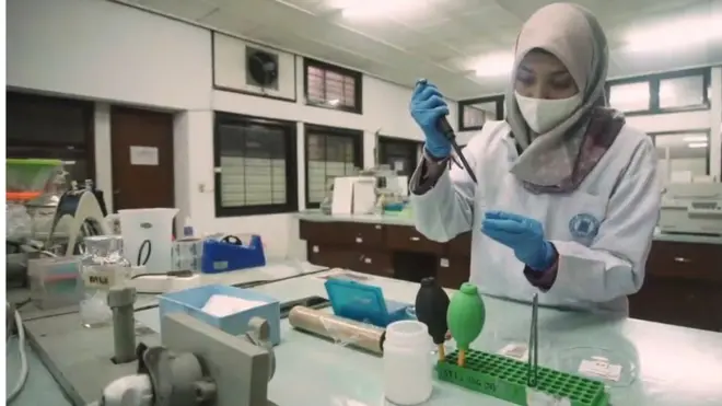 Sebuah tim gabungan yang melibatkan peneliti universitas, lembaga negara, dan perusahaan berupaya menciptakan alat pendeteksi Covid-19 berbasis mesin SPR (Surface Plasmon Resonance) yang diklaim mampu mengatasi kelemahan-kelemahan teknik Polymerase Chain Reaction (PCR).