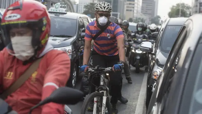 Warga bersepeda menggunakan masker di Jakarta, Kamis (25/7/2019). Berdasarkan data Dinas Lingkungan Hidup DKI Jakarta penyebab polusi di Jakarta semakin memburuk akibat emisi kendaraan bermotor yang mencapai 75 persen ditambah pencemaran dari industri dan limbah.