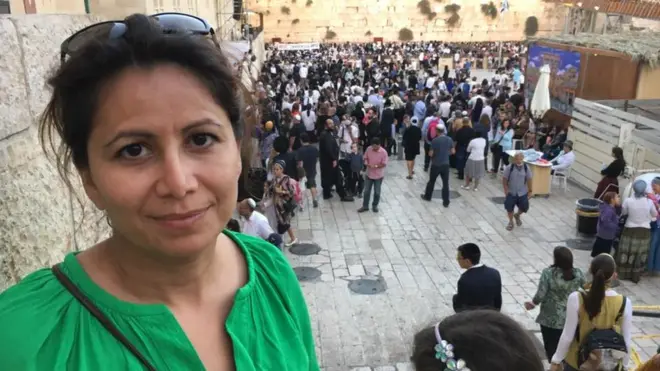 Ozlem Cekic memutuskan menemui orang-orang yang mengirim 'pesan kebencian' dengan mengajak mereka berdialog dan minum kopi.