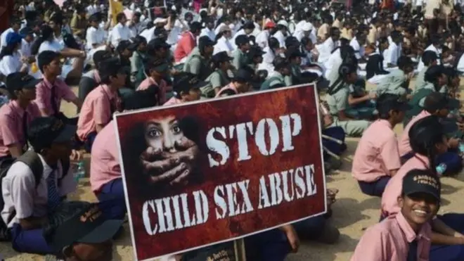 Ibiharuro bitangwa n'ubutegetsi vyerekana ko uko iminota 15 iheze, umwana umwe aba afashwe ku nguvu mu Buhindi