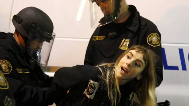 خرج الآلاف في مظاهرات بمدن أمريكية رئيسية بعد الإعلان عن فوز ترامب