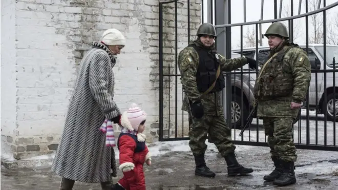 Через обстріли мешканці Авдіївки з дітьми переїздять до Святогірська