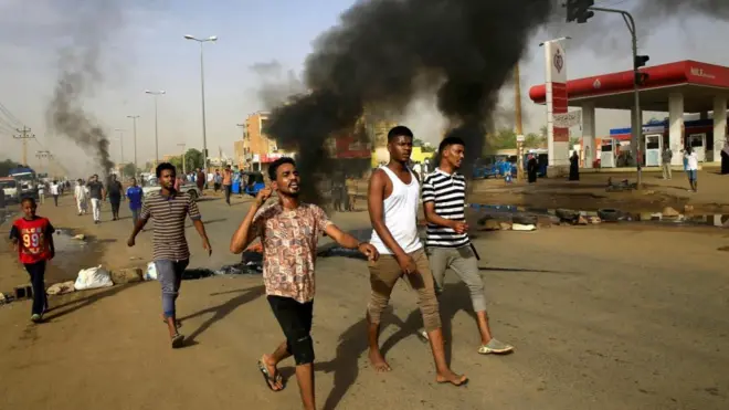 Des manifestants dans les rues de Khartoum lundi soir