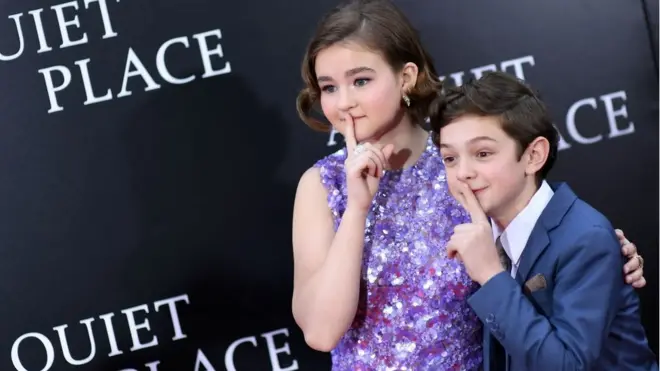 До десятки найкращих фільмів увійшов фільм жахів "Тихе місце". Діти-актори, що зіграли в ньому, показують, як можна було вижити у вигаданому авторами фільму постапокаліптичному світі