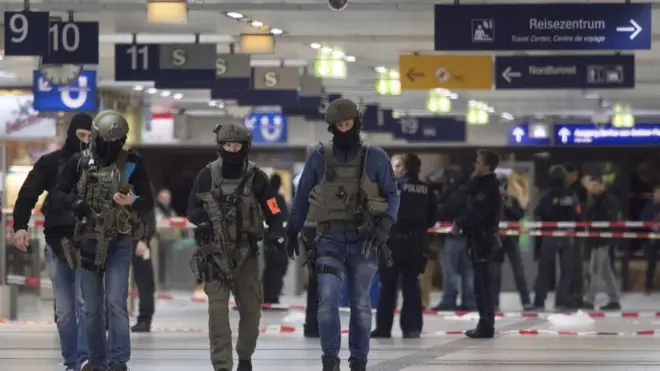 Walau dua orang ditangkap namun polisi mengatakan ada kemungkinan penyerang lain masih buron.