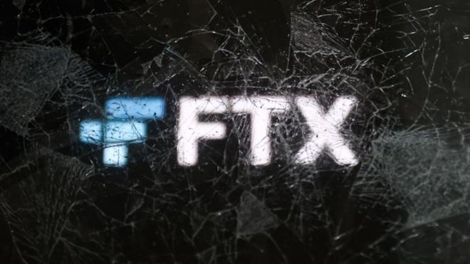 Logo da FTX atrás de um vidro rachado
