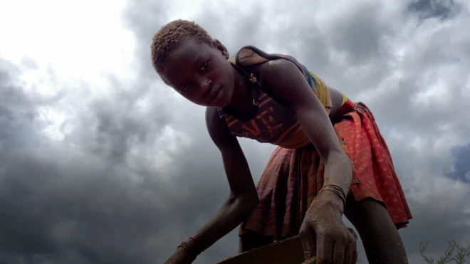 เด็กกำลังก้มตัว