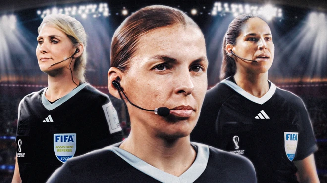 ستيفاني فرابار ويظهر خلفها نيوزا باك (يسار) والمكسيكية كارين دياز مدينا (يمين)