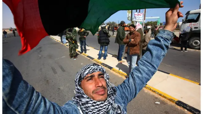 ليبي يحمل علم بلده