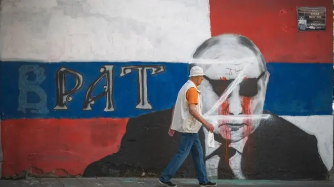 Нещодавно противники Путіна змінили мурал з його зображенням у Белграді. Тепер замість слова брат, там можна прочитати слово рат ("війна" сербською)