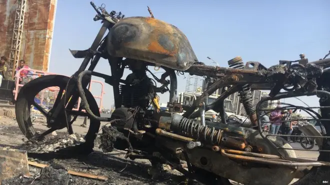 આગમાં સળગી ગયેલાં બાઇકની તસવીર