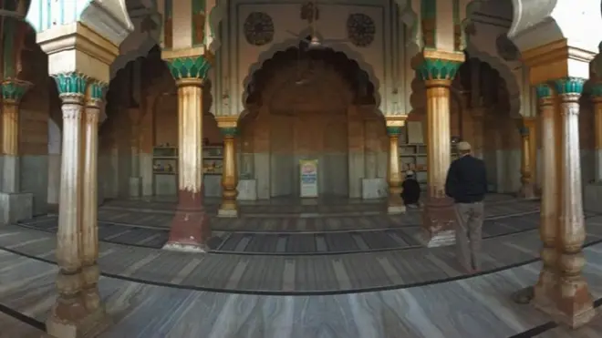 وايي، احمد شاه ابدالي چې ډیلی فتح کړ، شاهي ماڼۍ ته له تګ مخکې یې دلته لمونځ وکړ.