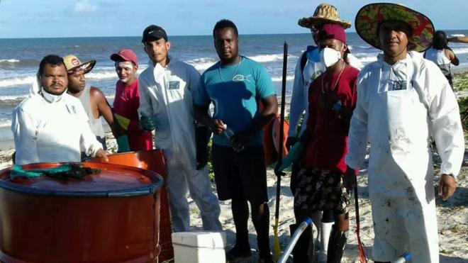 Pescadores em Canavieiras limpam óleo