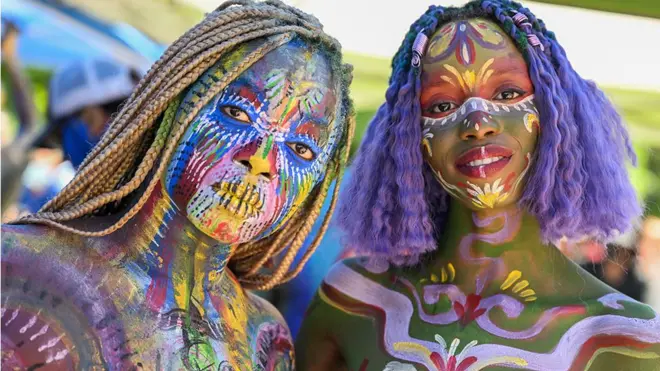 مشاركتان يعرضان أعمالهما الفنية في يوم الرسم على الجسد السنوي التاسع في مدينة نيويورك في يونيون سكوير، نيويورك. شارك أكثر من 50 فنانًا وعارضة.